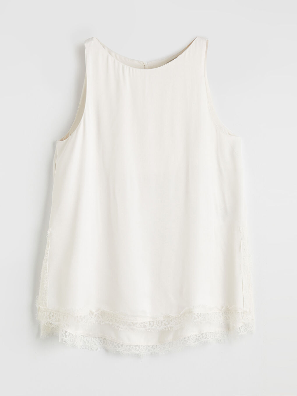 Ekru Bisiklet Yaka Dantel Detaylı Saten Bluz-5