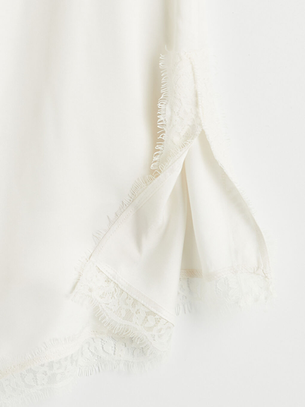 Ekru Bisiklet Yaka Dantel Detaylı Saten Bluz-6