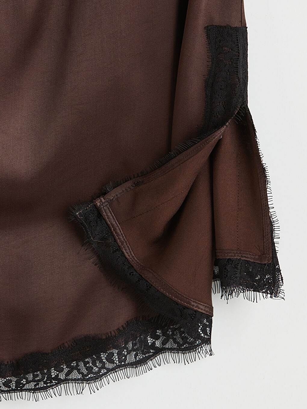 Kahverengi Bisiklet Yaka Dantel Detaylı Saten Bluz-5