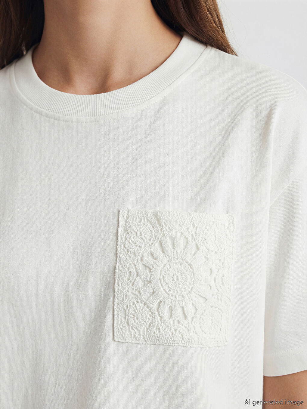 Beyaz Bisiklet Yaka Dantel Nakışlı Kadın Tişört-2