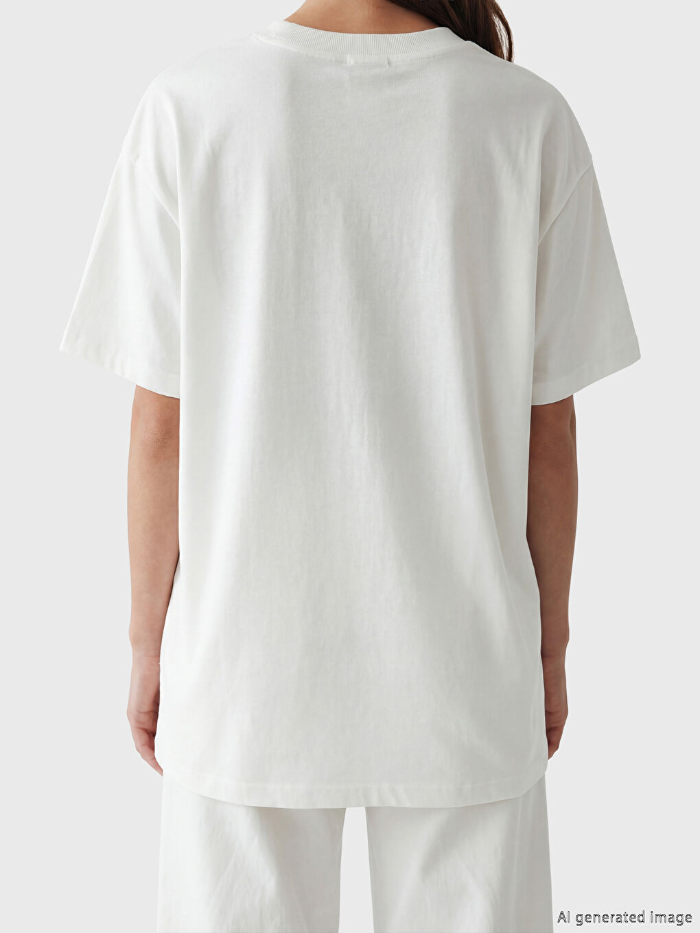 Beyaz Bisiklet Yaka Dantel Nakışlı Kadın Tişört-3