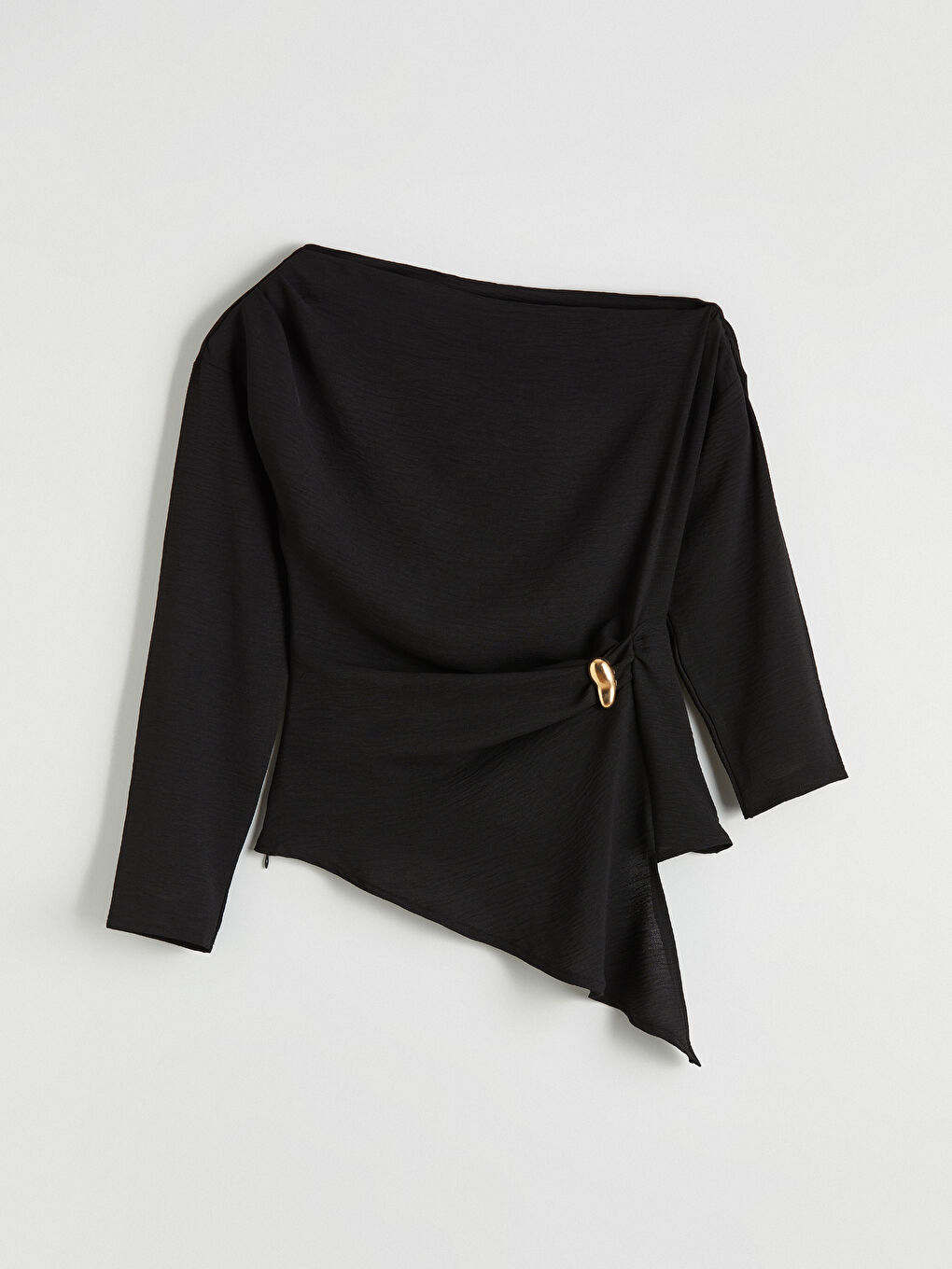Siyah Kayık Yaka Asimetrik Kesim Büzgülü Bluz-4