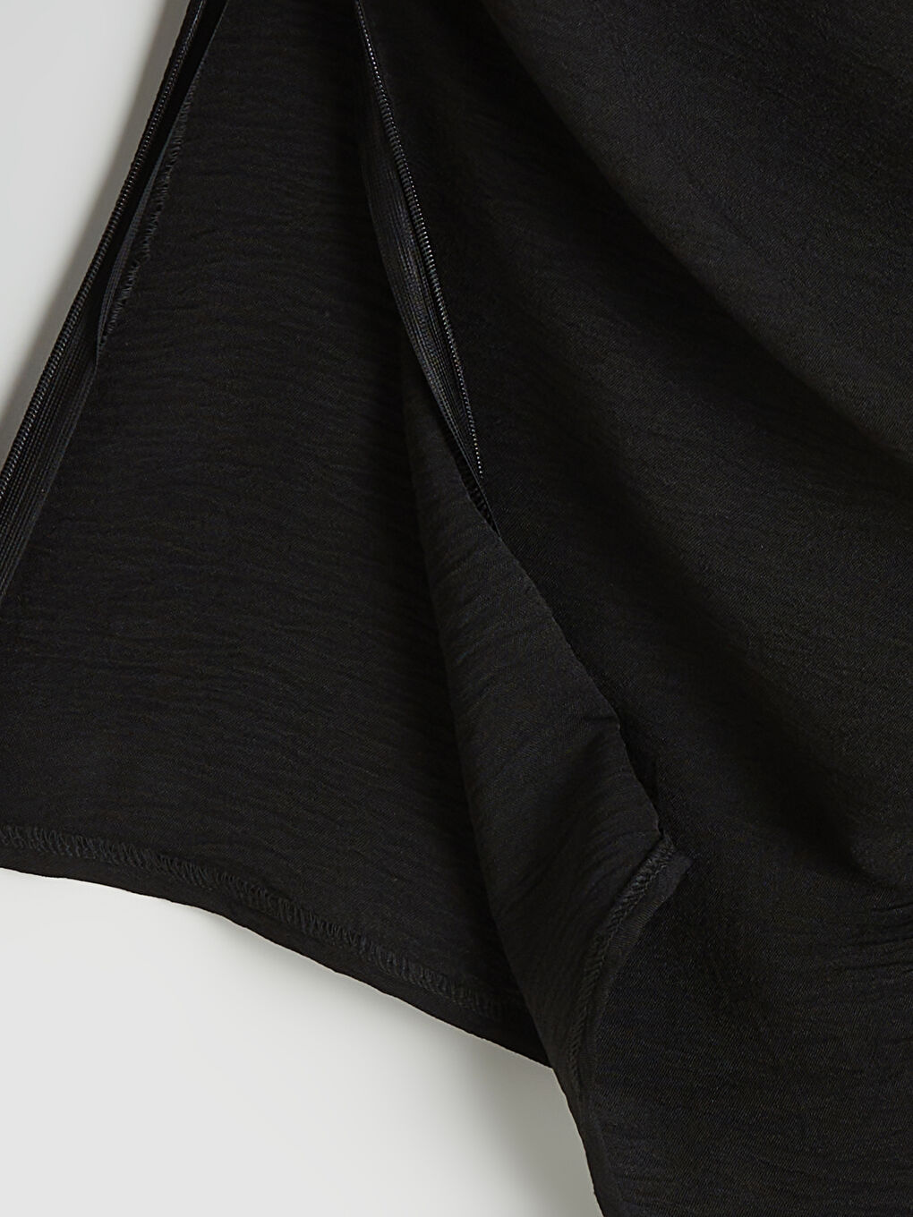 Siyah Kayık Yaka Asimetrik Kesim Büzgülü Bluz-5