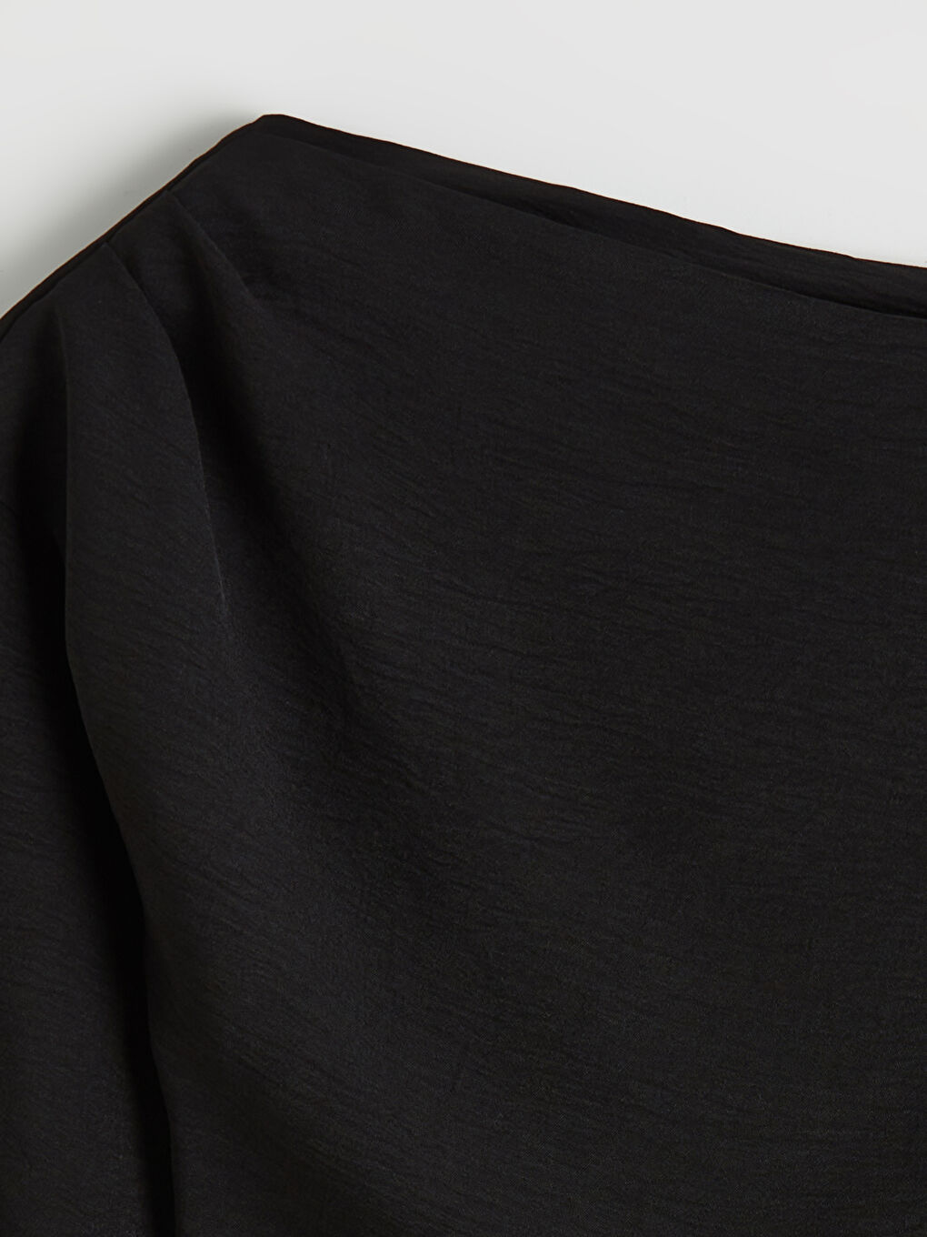Siyah Kayık Yaka Asimetrik Kesim Büzgülü Bluz-6