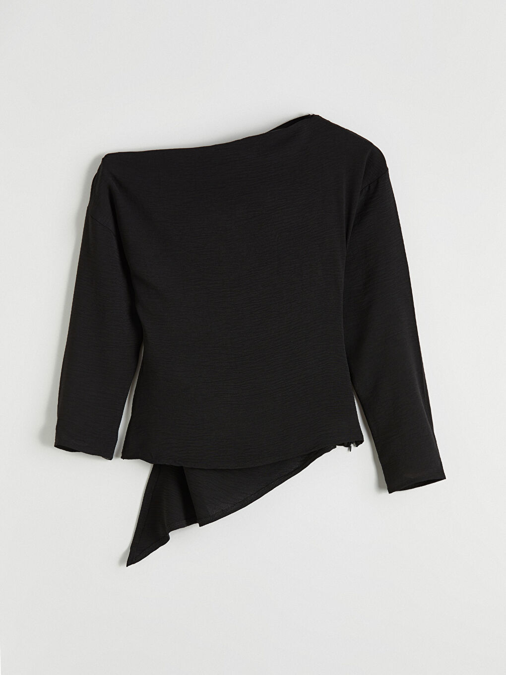 Siyah Kayık Yaka Asimetrik Kesim Büzgülü Bluz-7