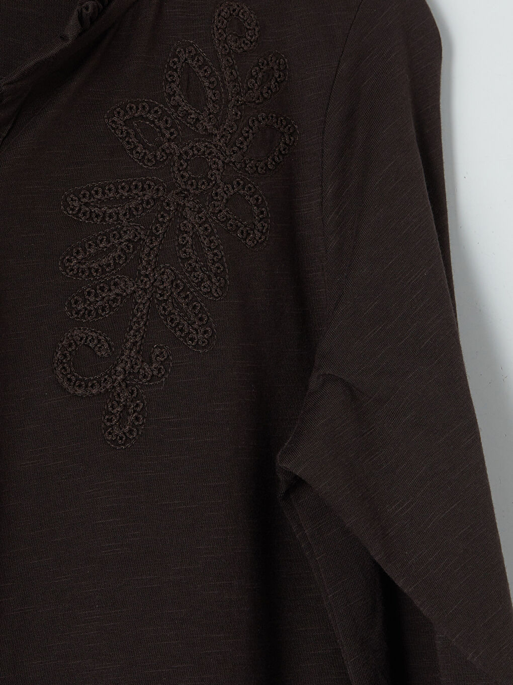 Kahverengi Kaçık Yaka Nakışlı Bluz-2