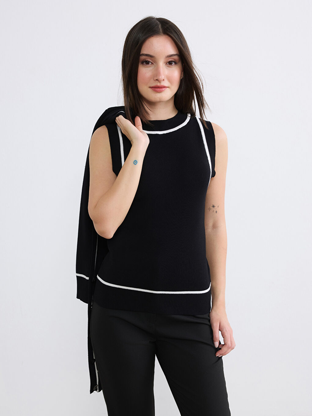 Siyah Petite Bisiklet Yaka Kadın Triko Atlet