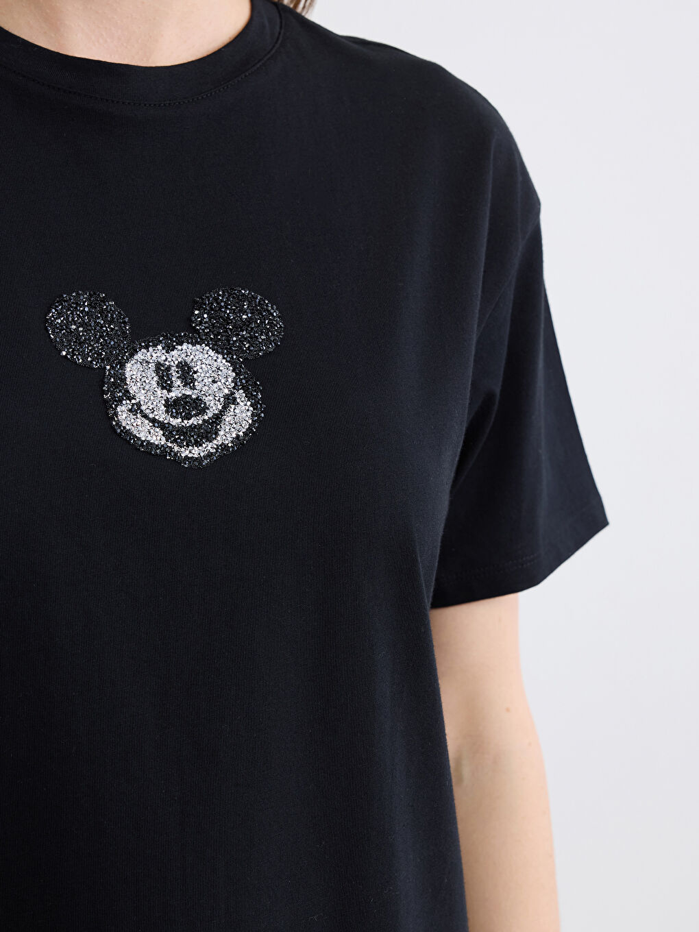 Siyah Bisiklet Yaka Mickey Mouse Baskılı Kadın Tişört-2