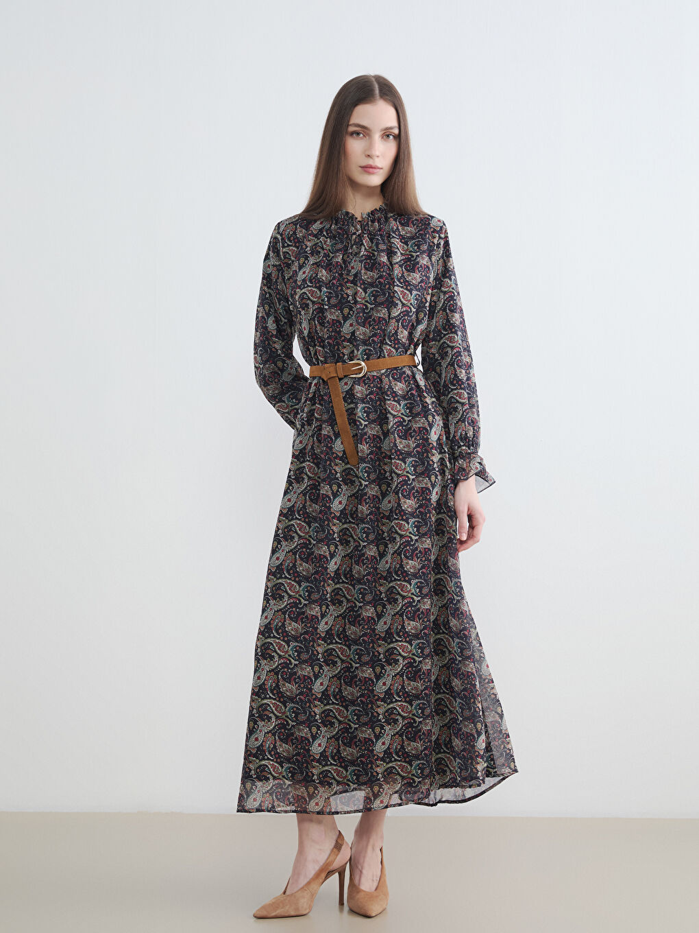 Siyah Dik Yaka Desenli Kemerli Şifon Elbise