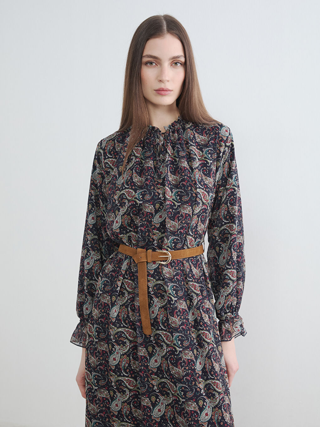 Siyah Dik Yaka Desenli Kemerli Şifon Elbise-1