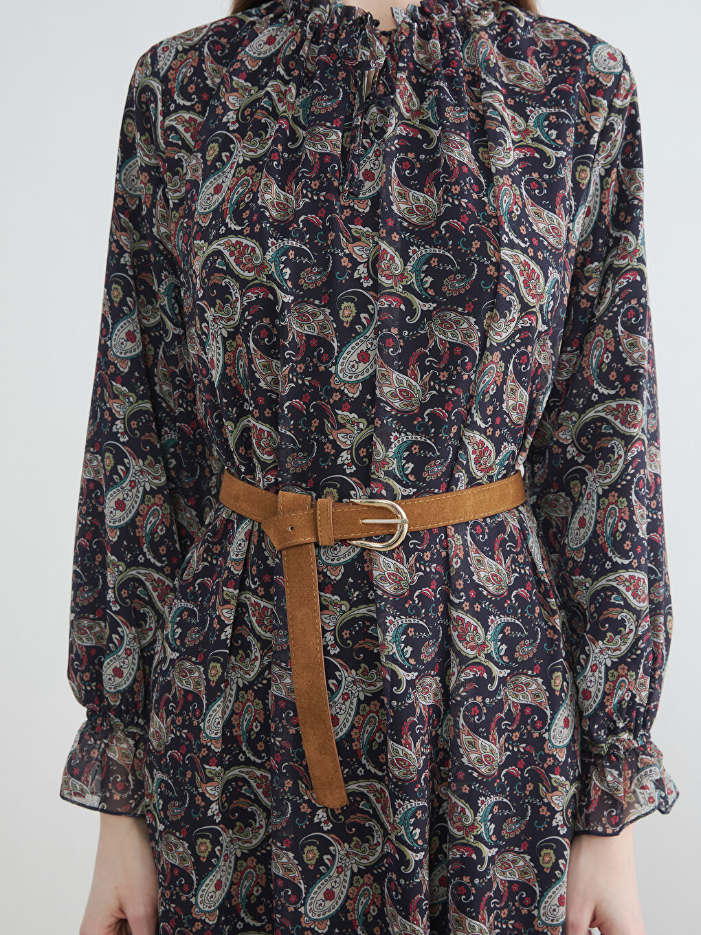 Siyah Dik Yaka Desenli Kemerli Şifon Elbise-2