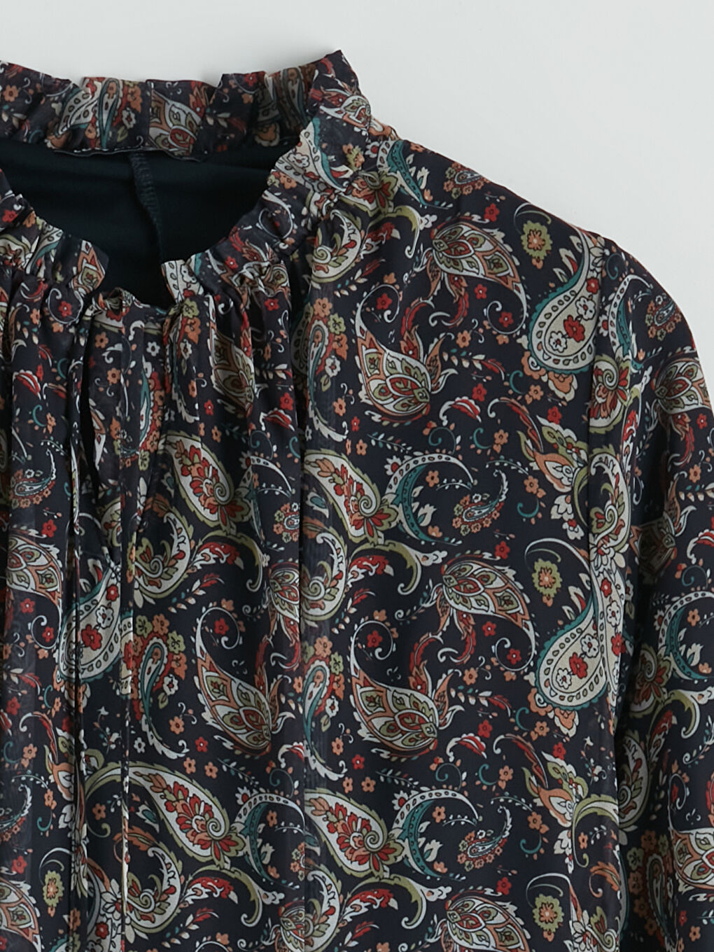 Siyah Dik Yaka Desenli Kemerli Şifon Elbise-5