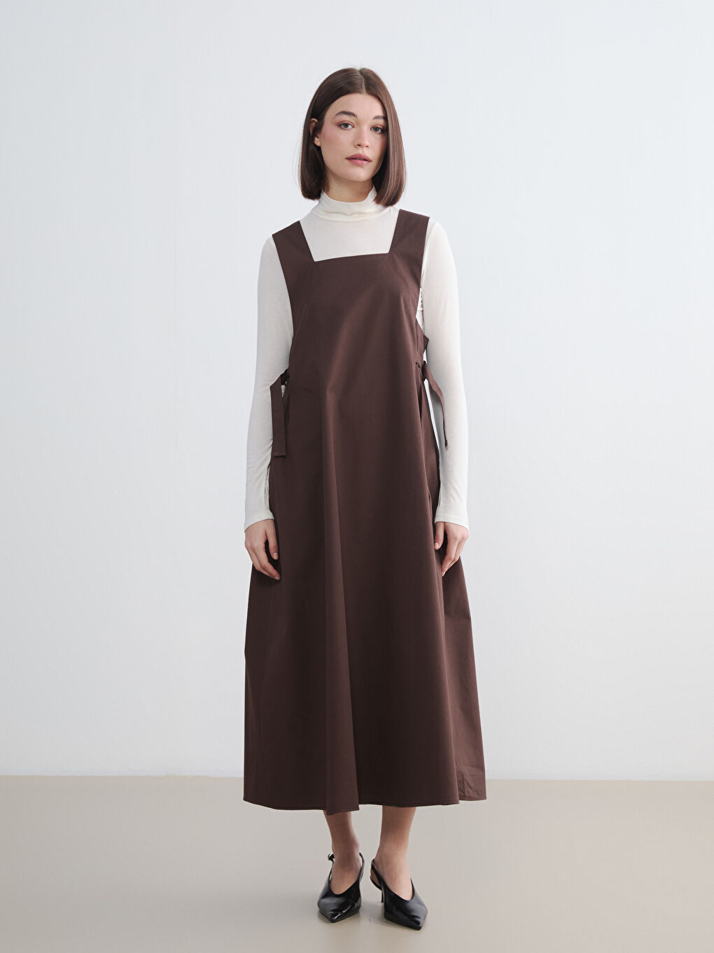 Kahverengi Kare Yaka Jile Elbise