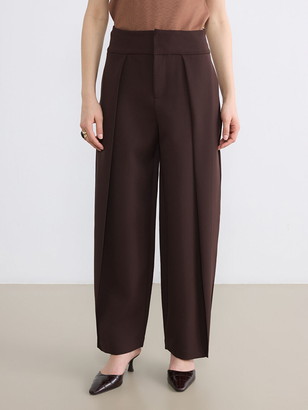 Kahverengi Yüksek Bel Pileli Kadın Kumaş Pantolon-1