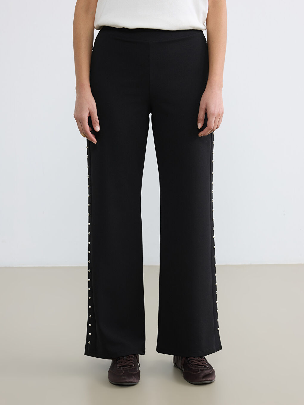 Siyah Standart Fit Geniş Paça Kadın Pantolon-1