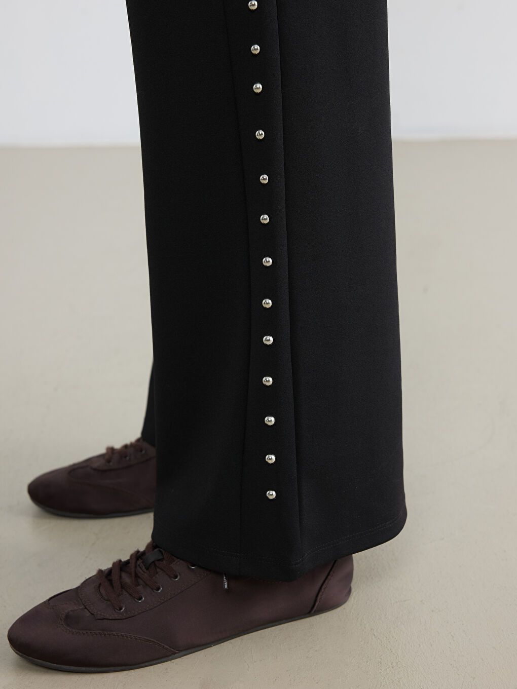 Siyah Standart Fit Geniş Paça Kadın Pantolon-2