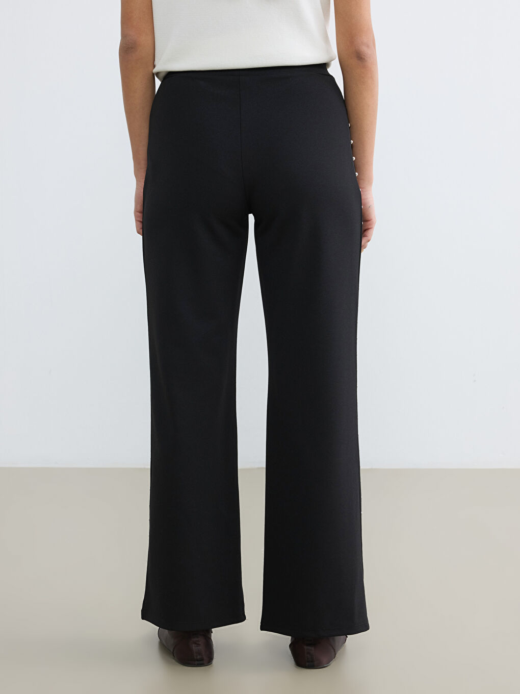 Siyah Standart Fit Geniş Paça Kadın Pantolon-3