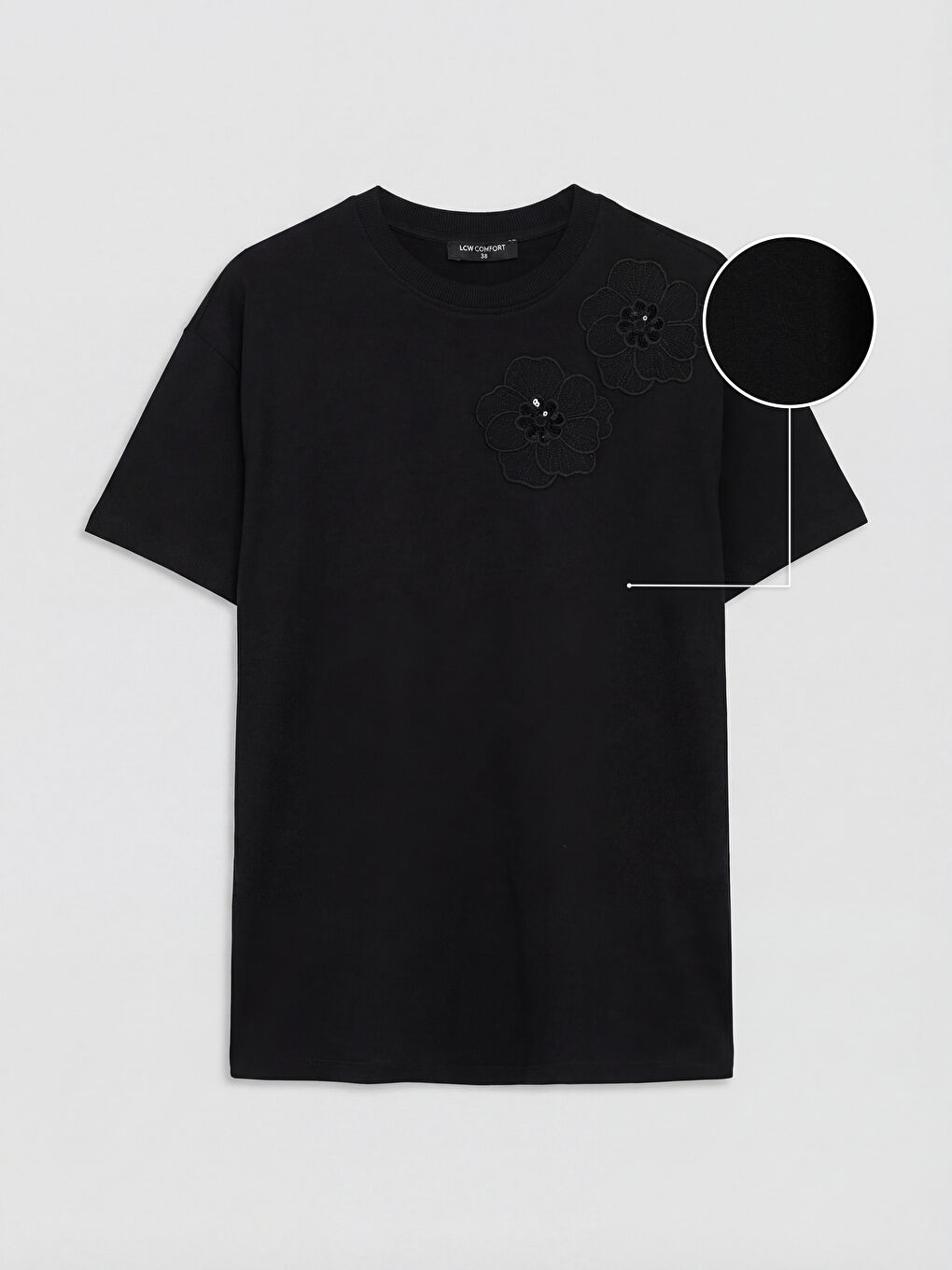Siyah Bisiklet Yaka Çiçek Aplikeli Kadın Tişört