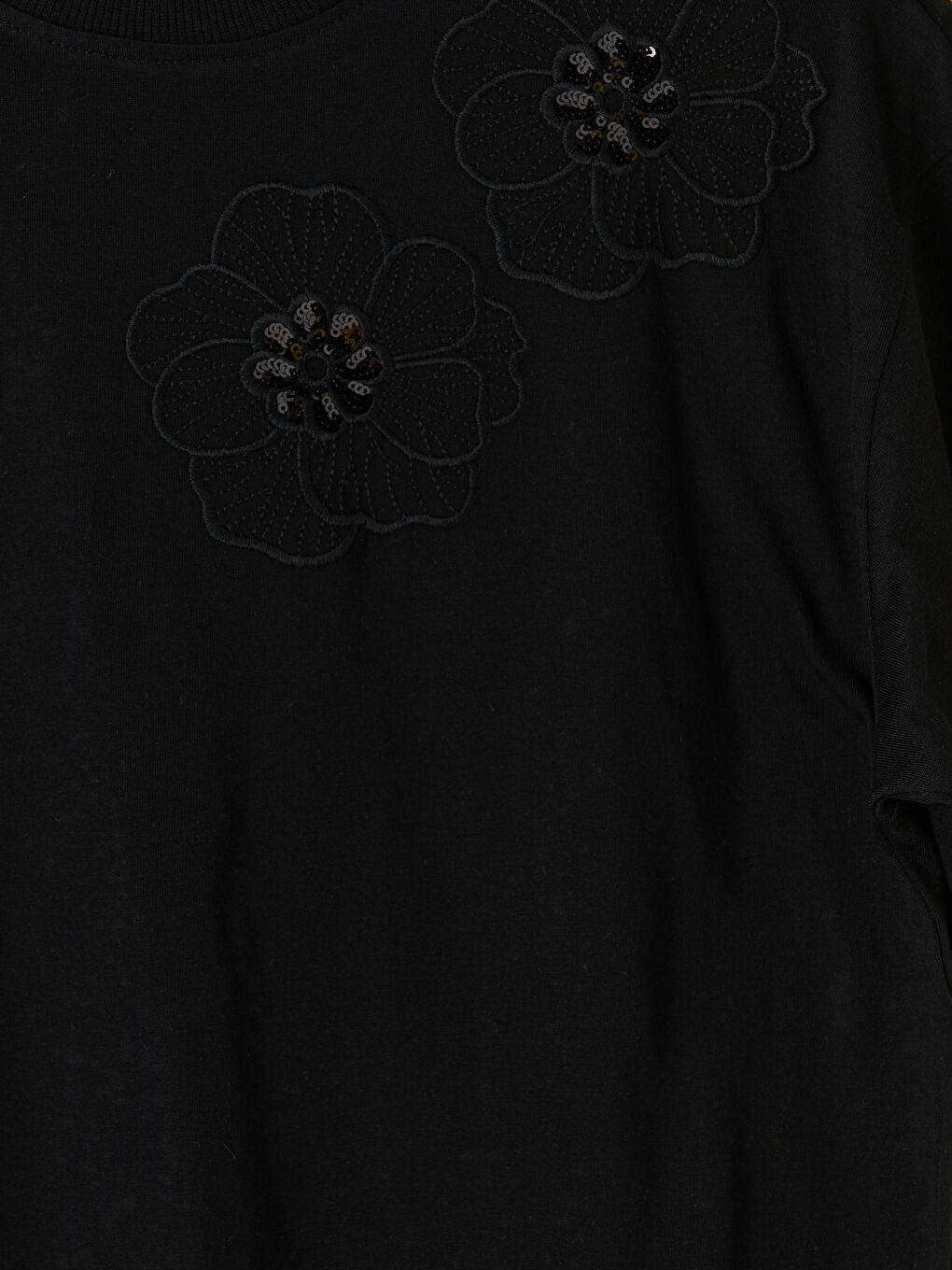 Siyah Bisiklet Yaka Çiçek Aplikeli Kadın Tişört-2