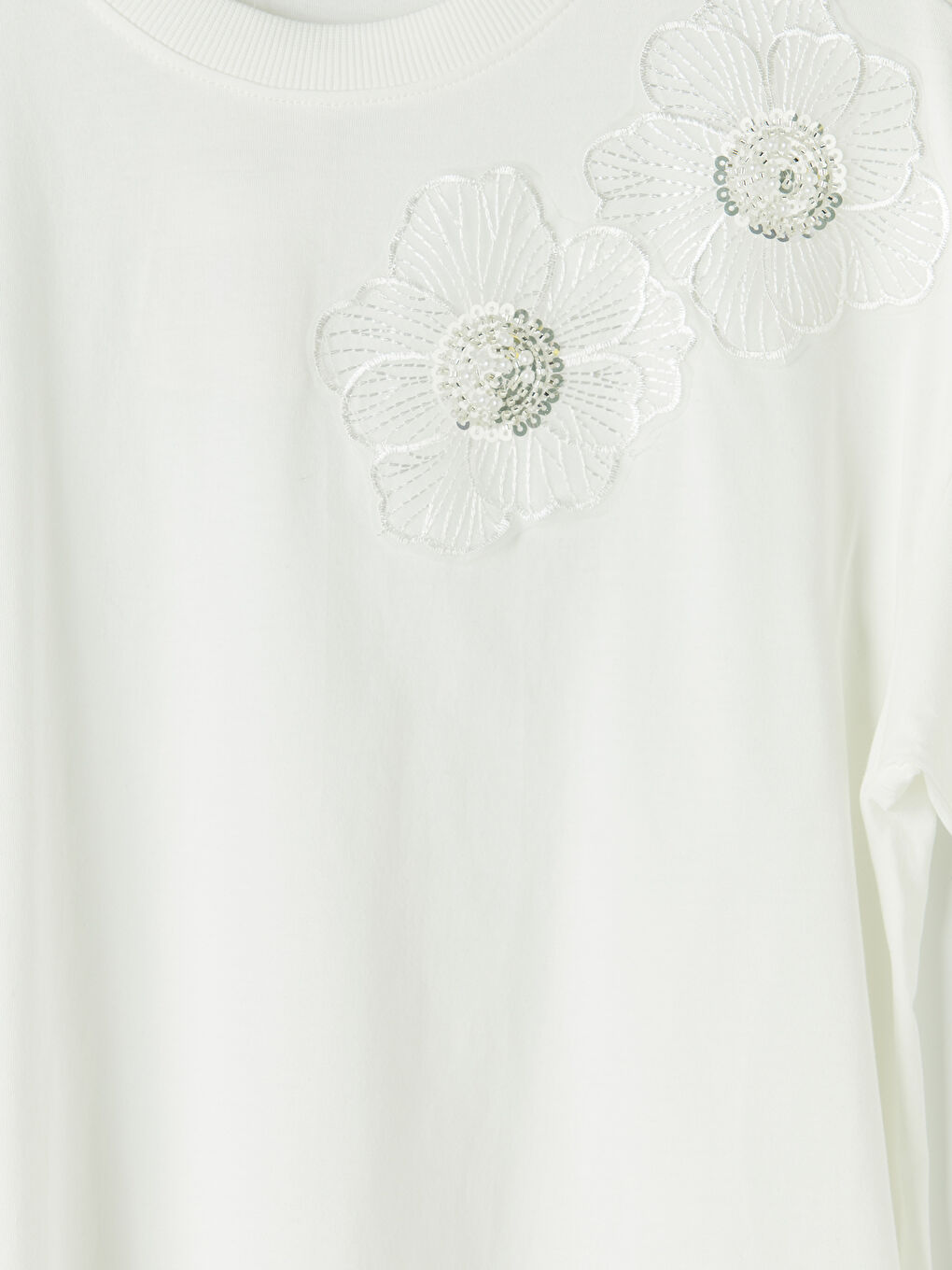 Ekru Bisiklet Yaka Çiçek Aplikeli Kadın Tişört-2