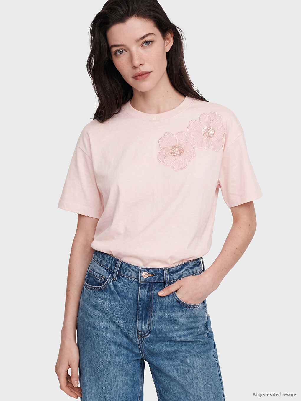 Pembe Bisiklet Yaka Çiçek Nakışlı Kadın Tişört