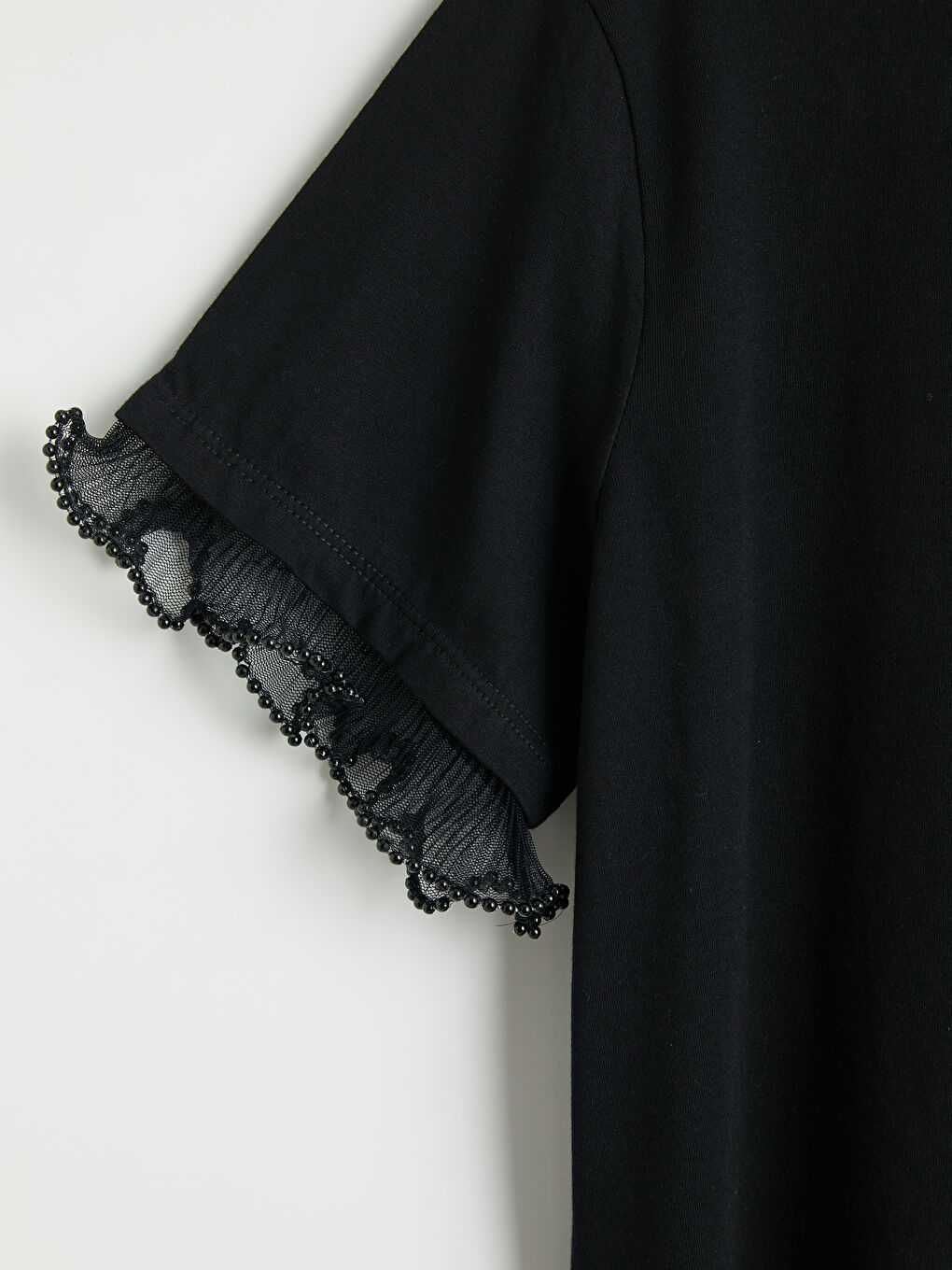 Siyah Bisiklet Yaka Fırfırlı Kadın Tişört-2