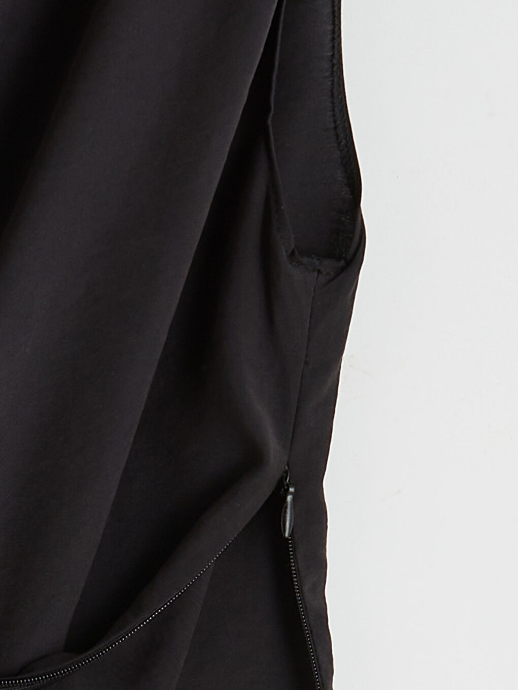 Siyah Dökümlü Yaka Modal Karışımlı Asimetrik Kesim Bluz-2