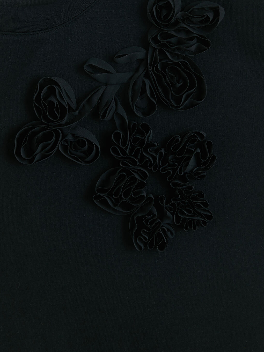 Siyah Çiçek Aplikeli Soft Touch Kadın Tişört-2