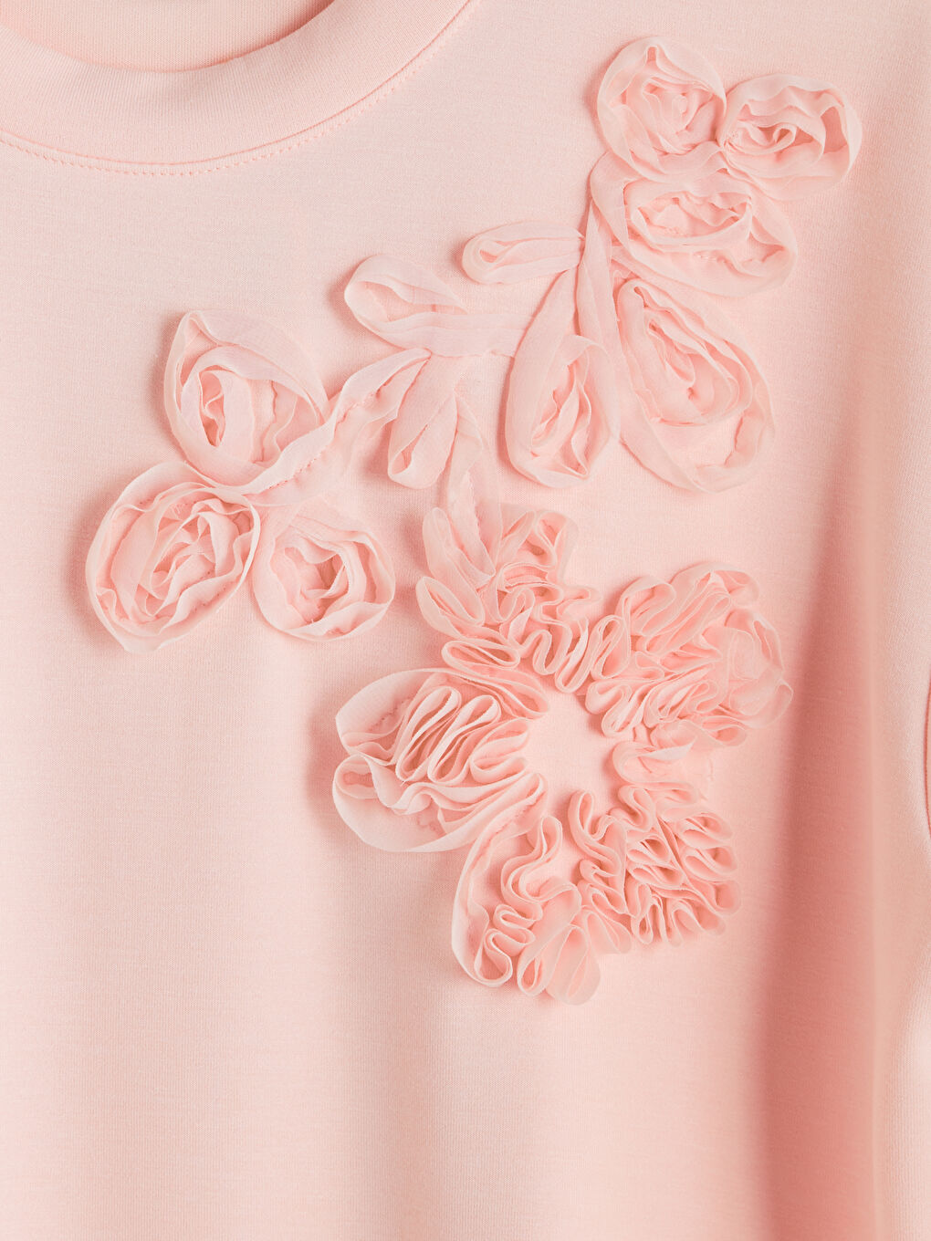 Pembe Çiçek Aplikeli Soft Touch Kadın Tişört-2