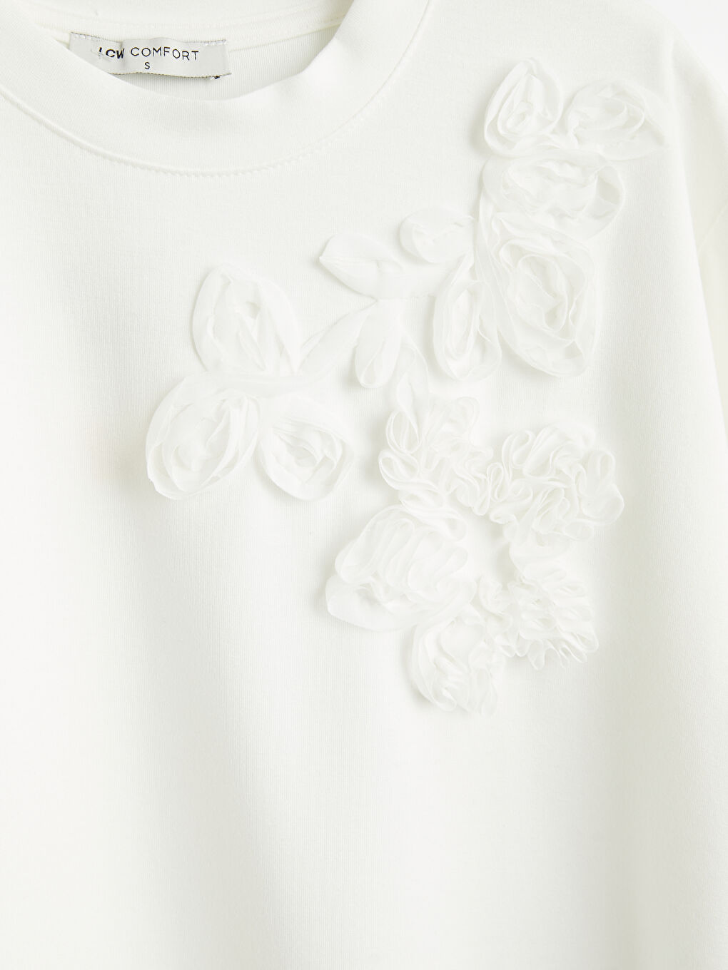 Ekru Çiçek Aplikeli Soft Touch Kadın Tişört-2