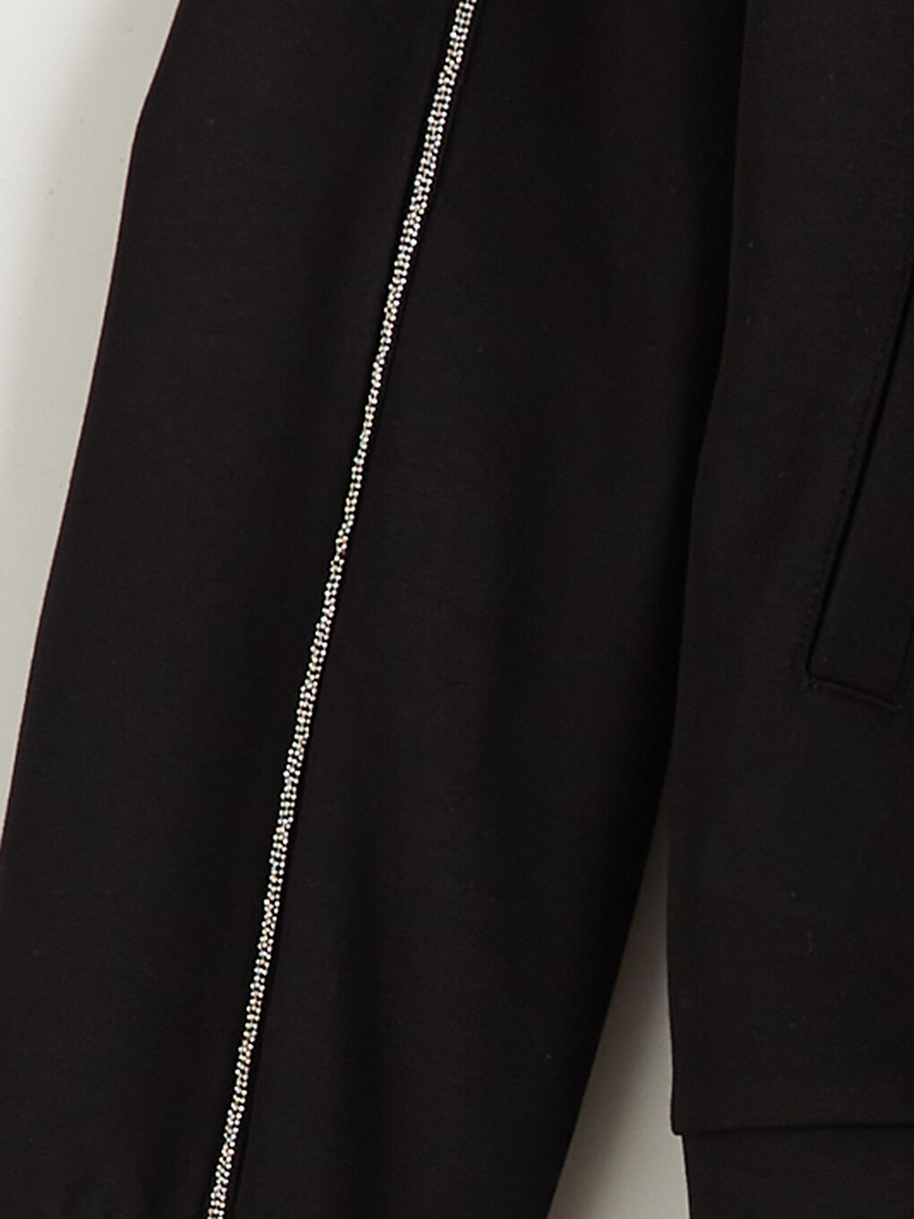 Siyah Dik Yaka Şerit Detaylı Kadın Fermuarlı Sweatshirt-1