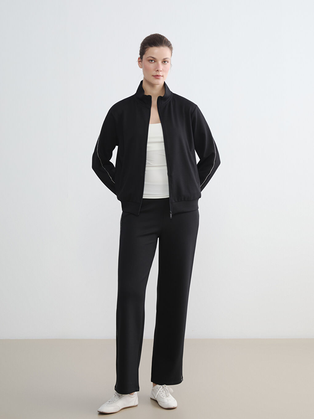 Siyah Dik Yaka Şerit Detaylı Kadın Fermuarlı Sweatshirt-1
