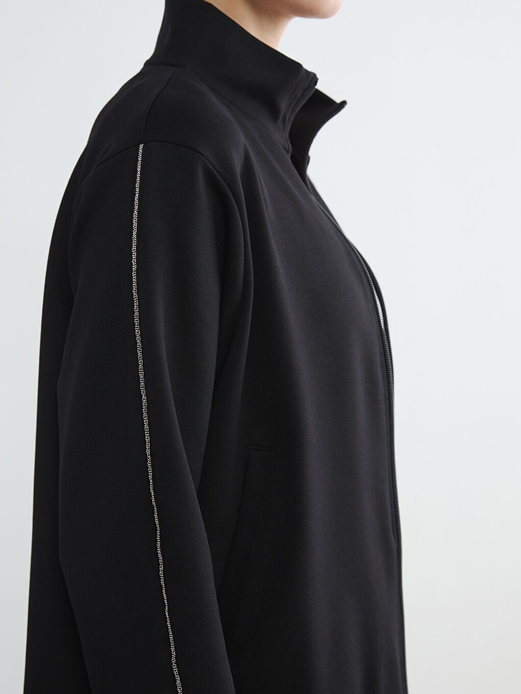 Siyah Dik Yaka Şerit Detaylı Kadın Fermuarlı Sweatshirt-2