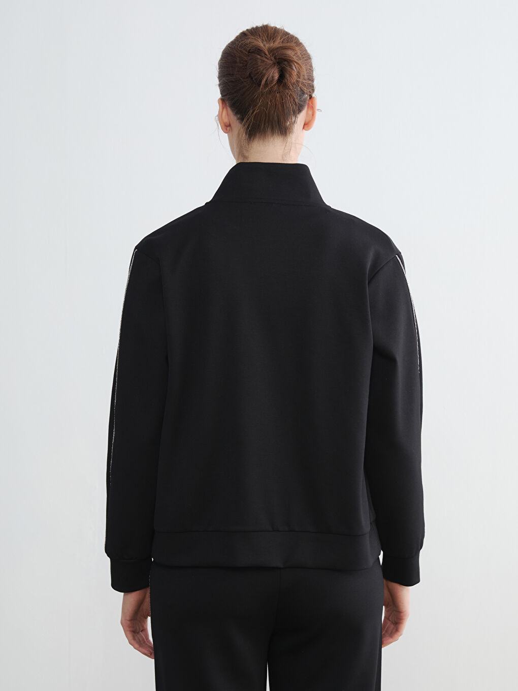 Siyah Dik Yaka Şerit Detaylı Kadın Fermuarlı Sweatshirt-3