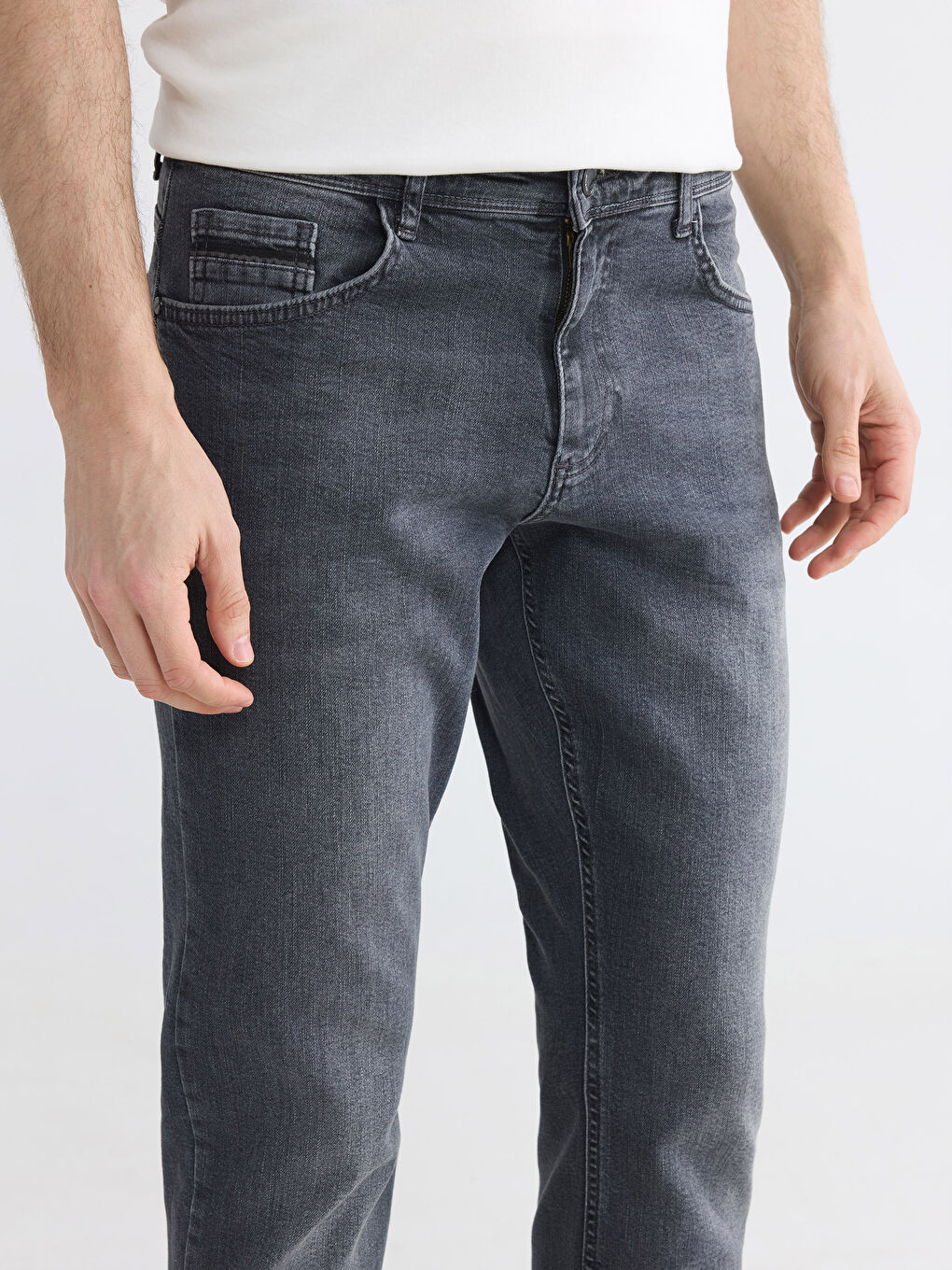جينز 750 بقصّة ضيّقة للرجال-2