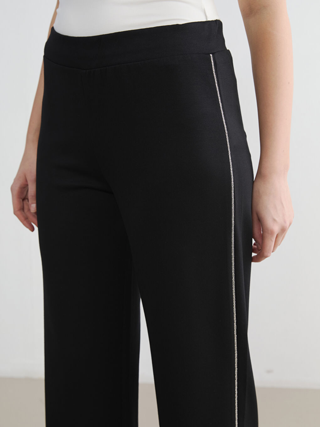 Siyah Beli Lastikli Şerit Detaylı Kadın Eşofman Altı-2