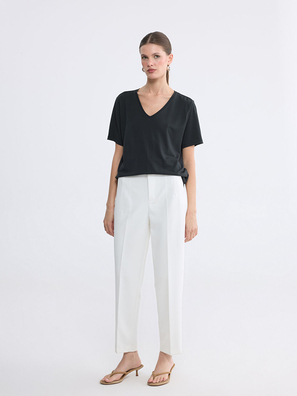 Siyah V Yaka Kadın Tişört	-1