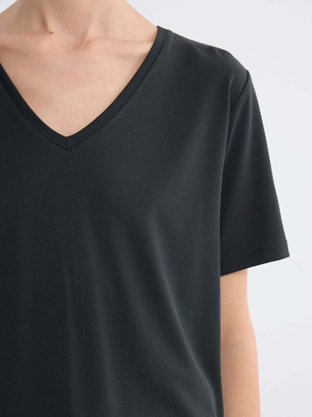 Siyah V Yaka Kadın Tişört	-2