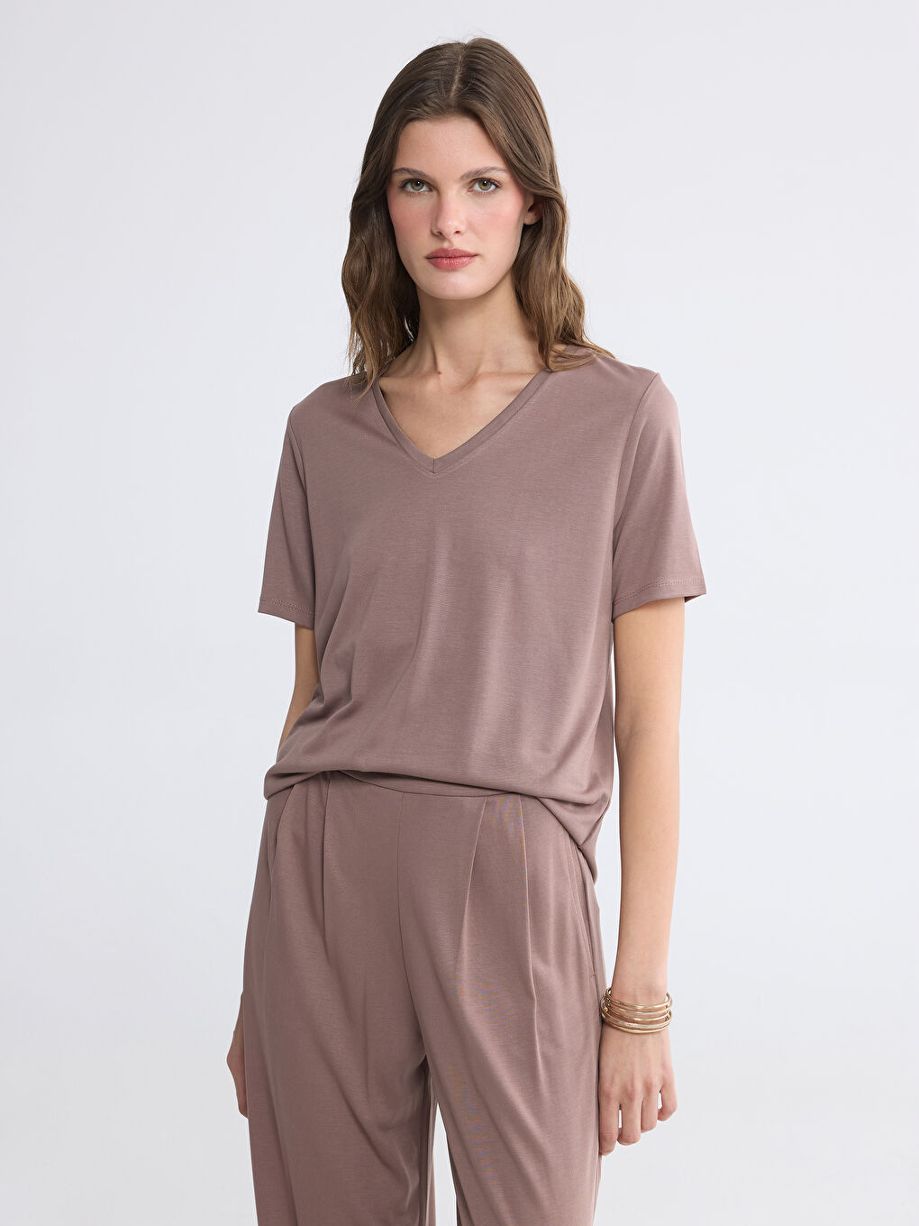 Kahverengi V Yaka Kadın Tişört	