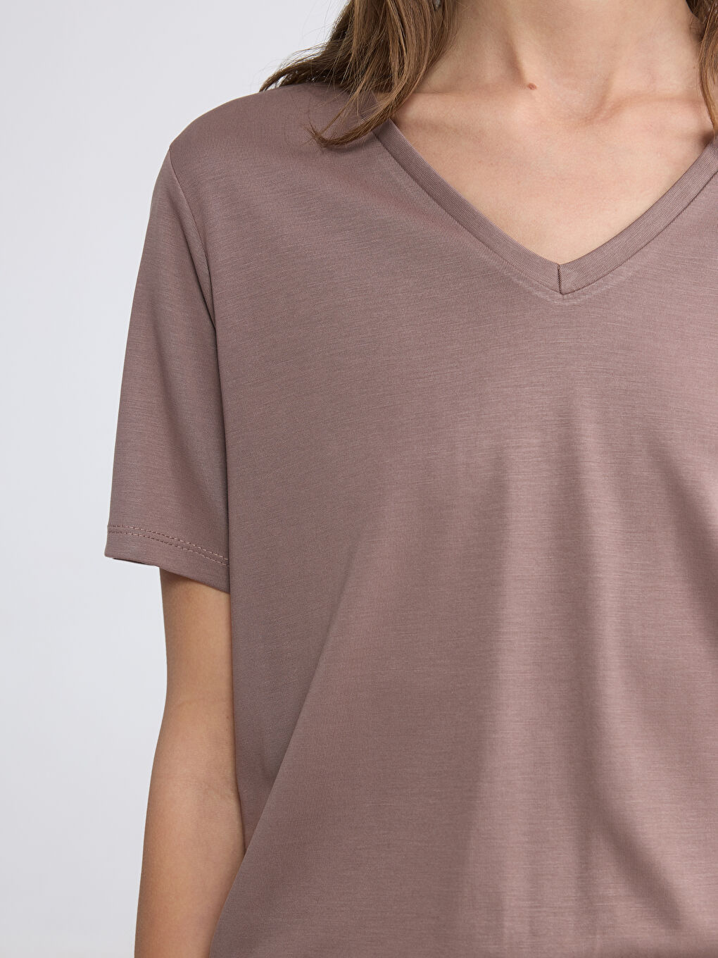 Kahverengi V Yaka Kadın Tişört	-2