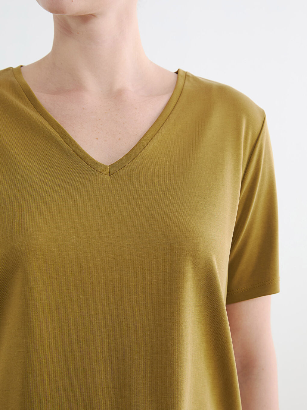 Yeşil V Yaka Kadın Tişört	-2