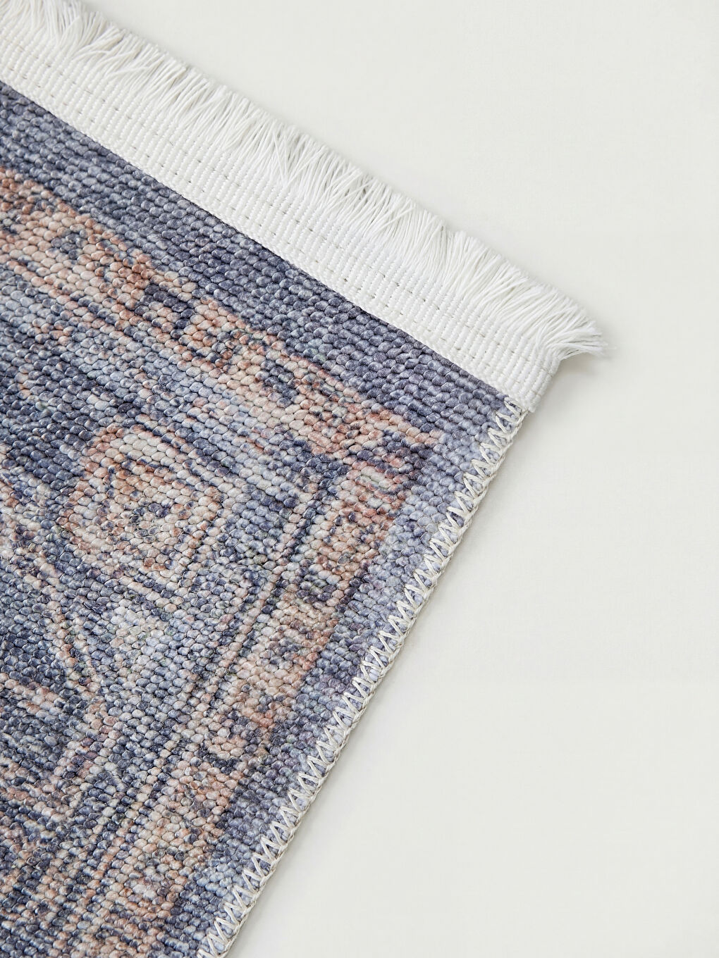 Karışık Eskitme Görünümlü Desenli Püsküllü Halı 120x180 cm-2