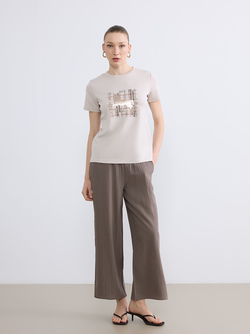 Gri Bisiklet Yaka Baskılı Kadın Tişört-1