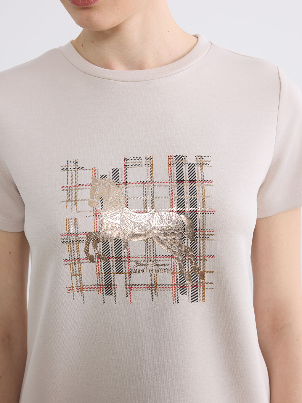 Gri Bisiklet Yaka Baskılı Kadın Tişört-2