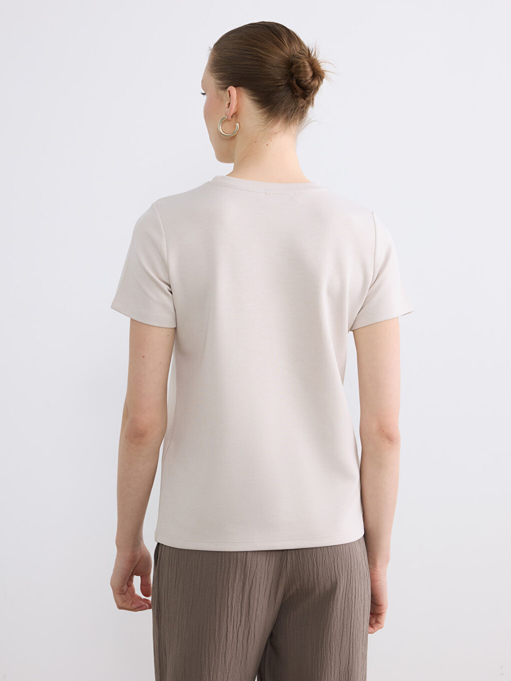 Gri Bisiklet Yaka Baskılı Kadın Tişört-3