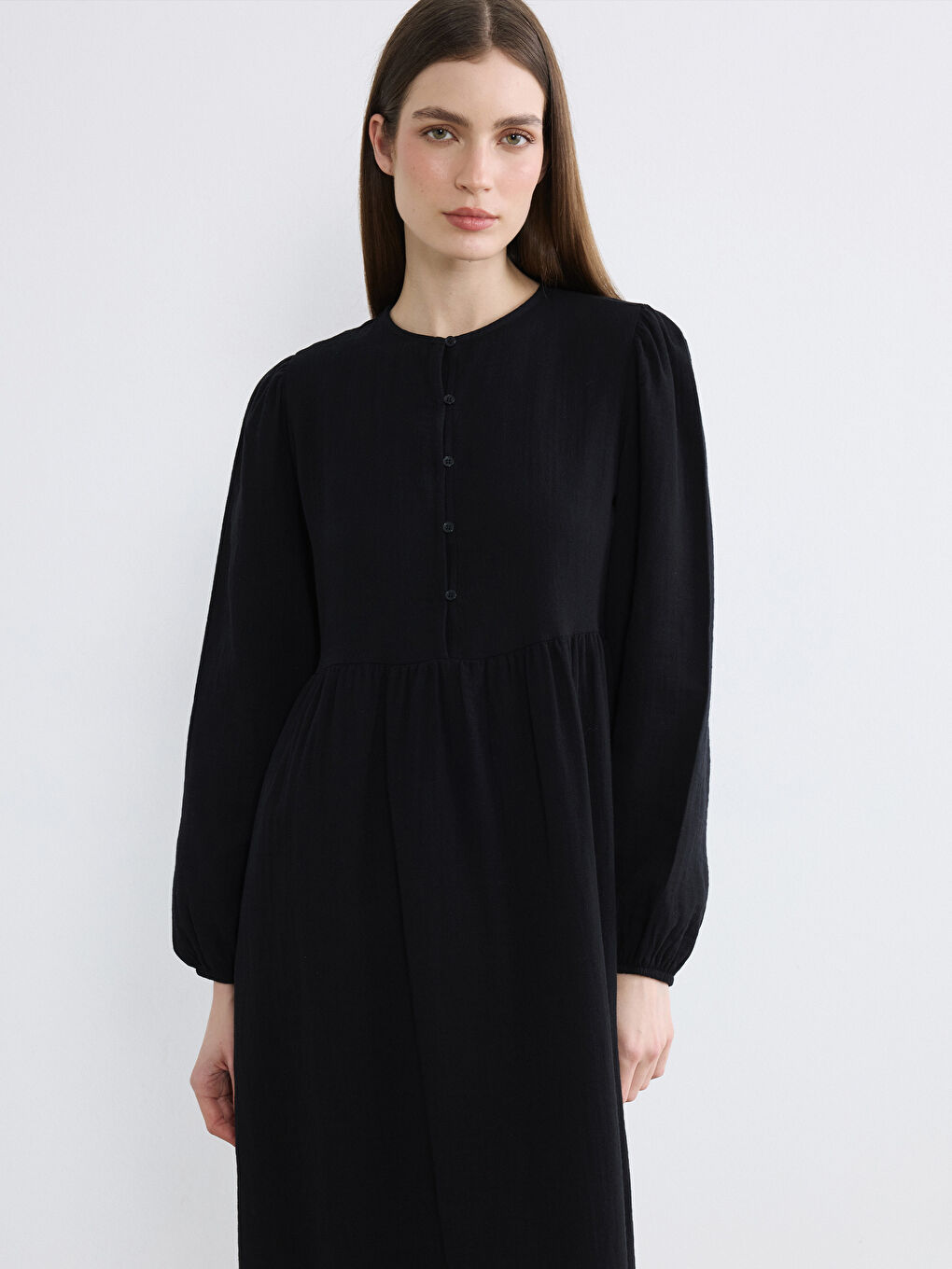 Siyah Bisiklet Yaka Büzgülü Müslin Elbise
