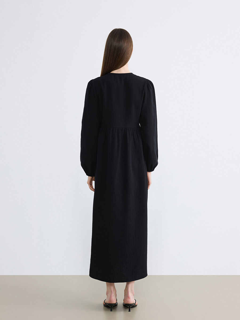 Siyah Bisiklet Yaka Büzgülü Müslin Elbise-3