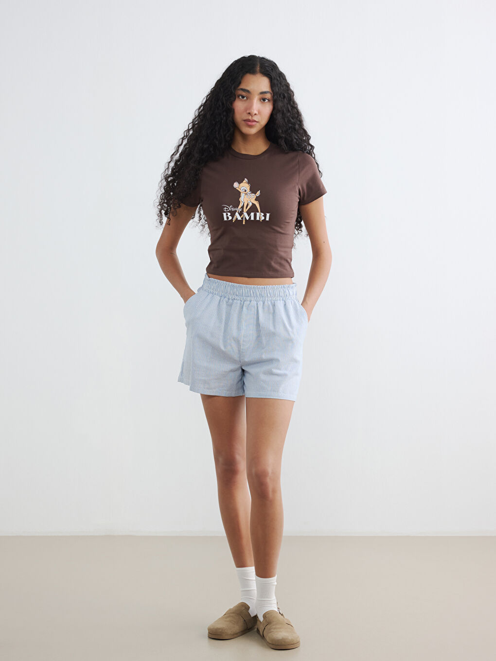 Ženski kratki top sa okruglim izrezom i Bambi printom-1