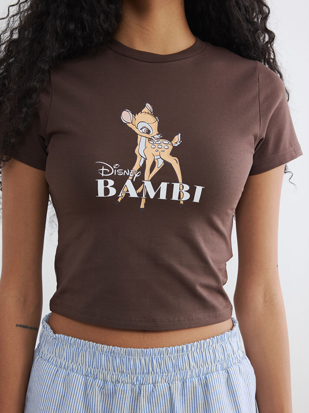 Ženski kratki top sa okruglim izrezom i Bambi printom-2