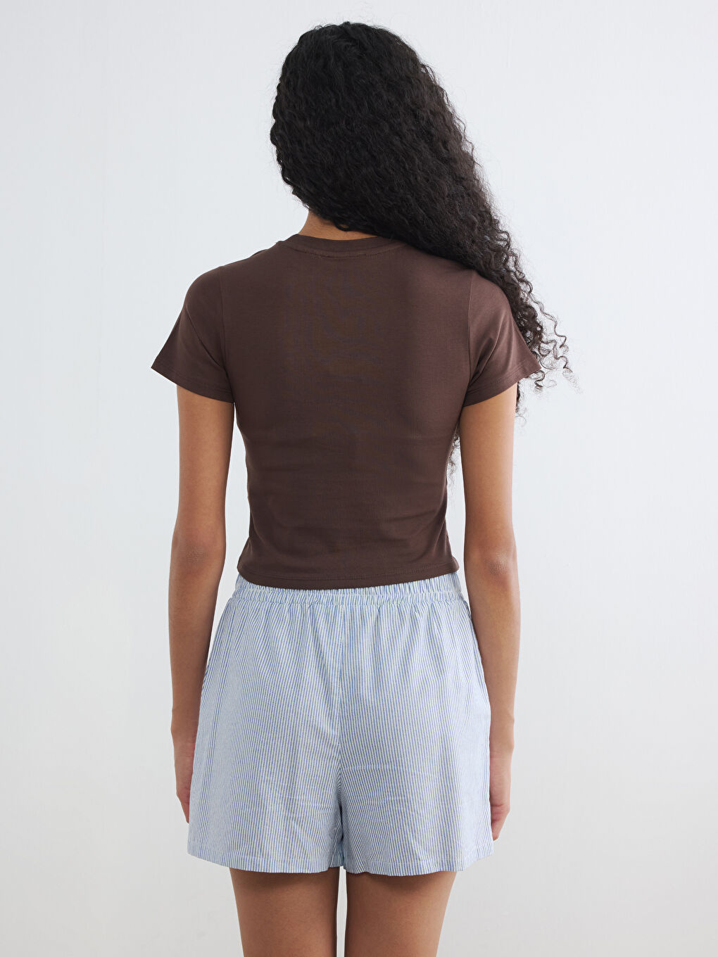 Ženski kratki top sa okruglim izrezom i Bambi printom-3